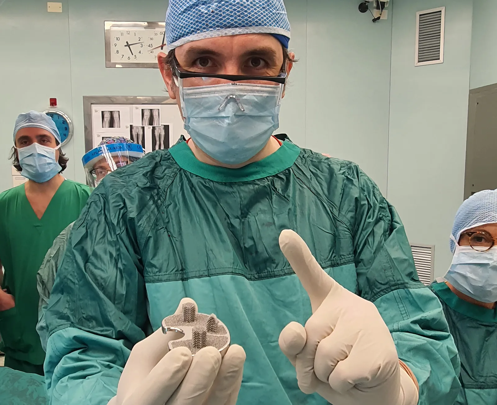Surgeon holding a knee implant with a printed lattice surface